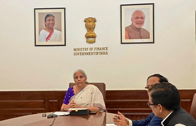बैंक प्रमुखों के साथ बैठक करते हुए केंद्रीय वित्त मंत्री सीतारमण बैंक प्रमुखों के साथ बैठक करते हुए केंद्रीय वित्त मंत्री सीतारमण