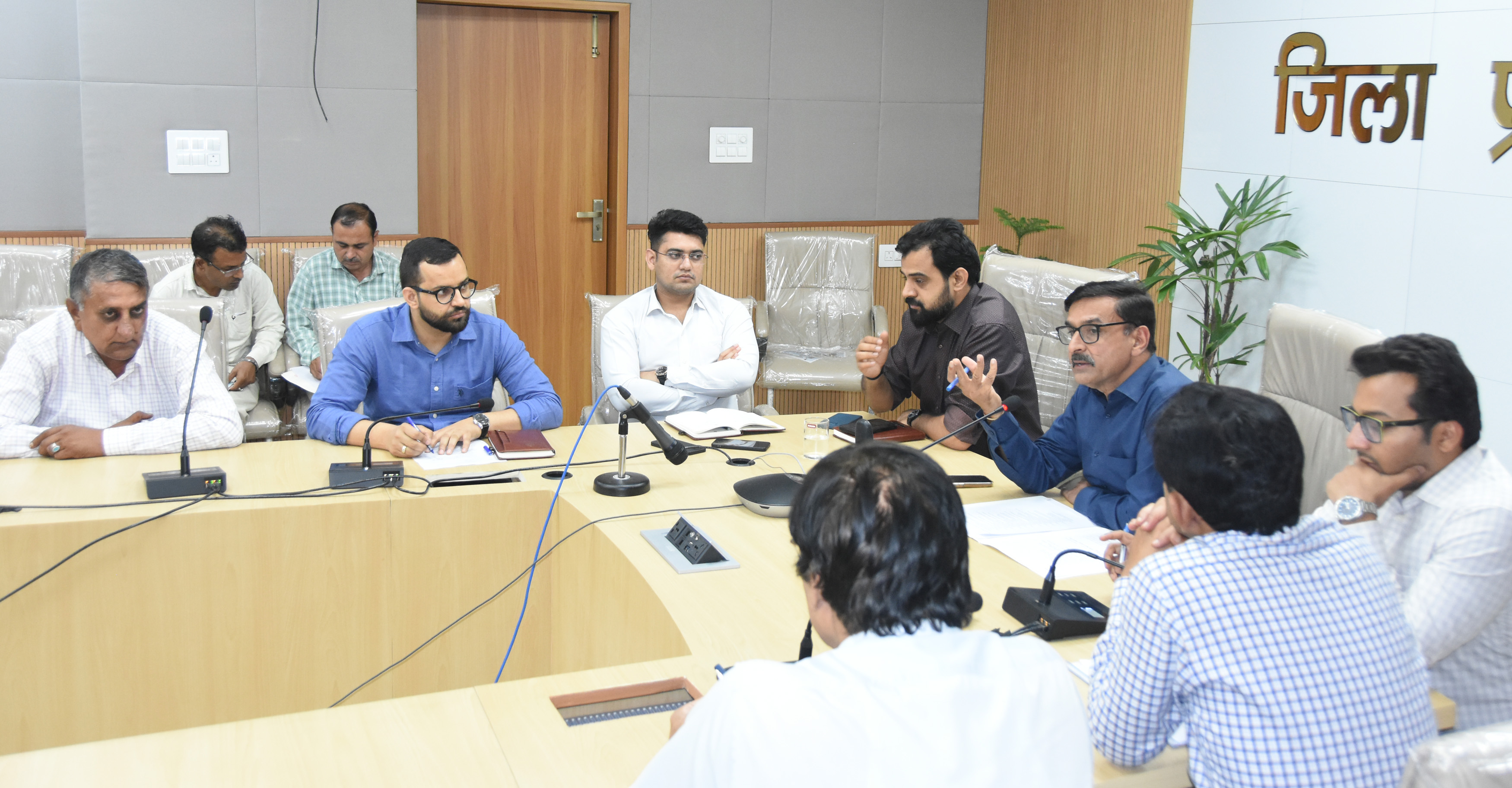 सिविल डिफेंस की बैठक लेते उपायुक्त धर्मेंद्र सिंह। सिविल डिफेंस की बैठक लेते उपायुक्त धर्मेंद्र सिंह।