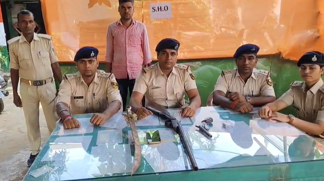 पुलिस गिरफ्त में आरोपी पुलिस गिरफ्त में आरोपी