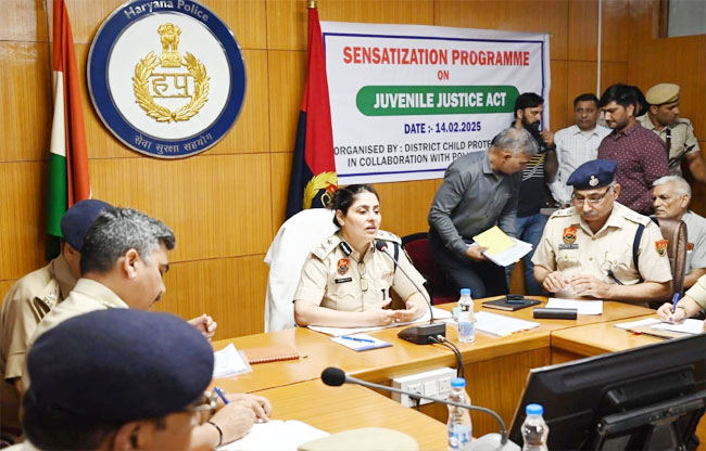 सोनीपत: पुलिस आयुक्त श्रीमती नाज़नीन भसीन संदेश देते हुए। सोनीपत: पुलिस आयुक्त श्रीमती नाज़नीन भसीन संदेश देते हुए।
