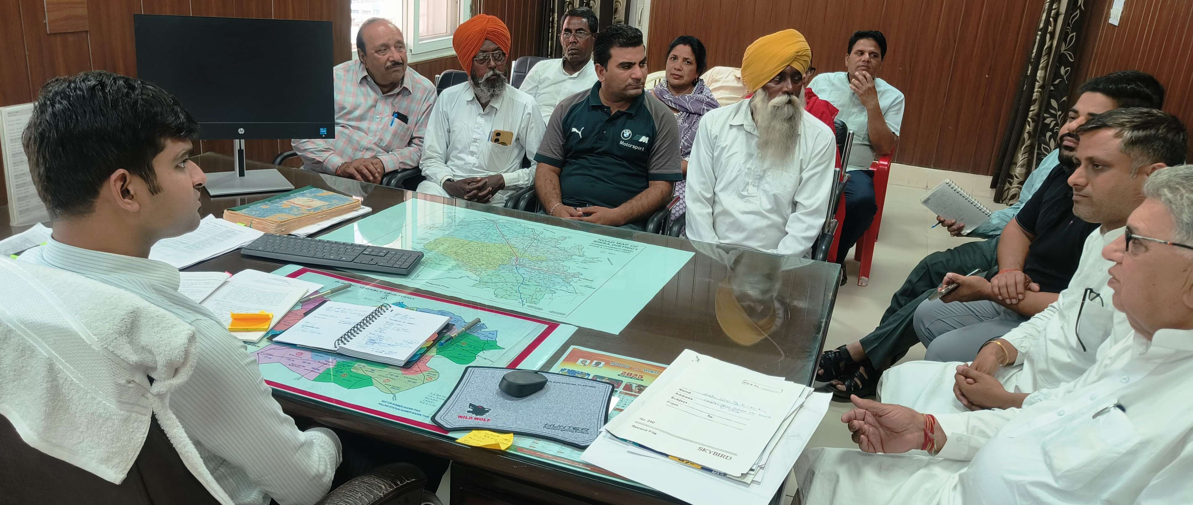 वार्ड पार्षदों के साथ बैठक करते एसडीएम। वार्ड पार्षदों के साथ बैठक करते एसडीएम।