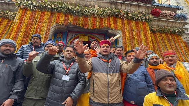 पूजा-अर्चना में माैजूद पुराेहित व बीकेटीसी के पदाधिधारी। पूजा-अर्चना में माैजूद पुराेहित व बीकेटीसी के पदाधिधारी।