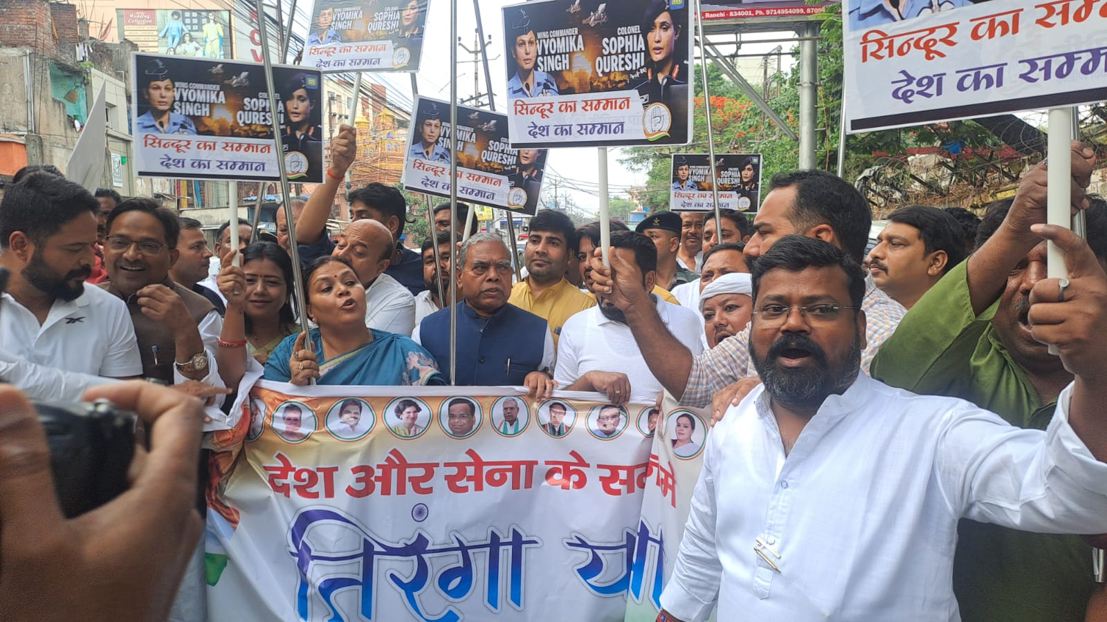 कांग्रेस तिरंगा यात्रा में शामिल कांग्रेस के नेता कांग्रेस तिरंगा यात्रा में शामिल कांग्रेस के नेता