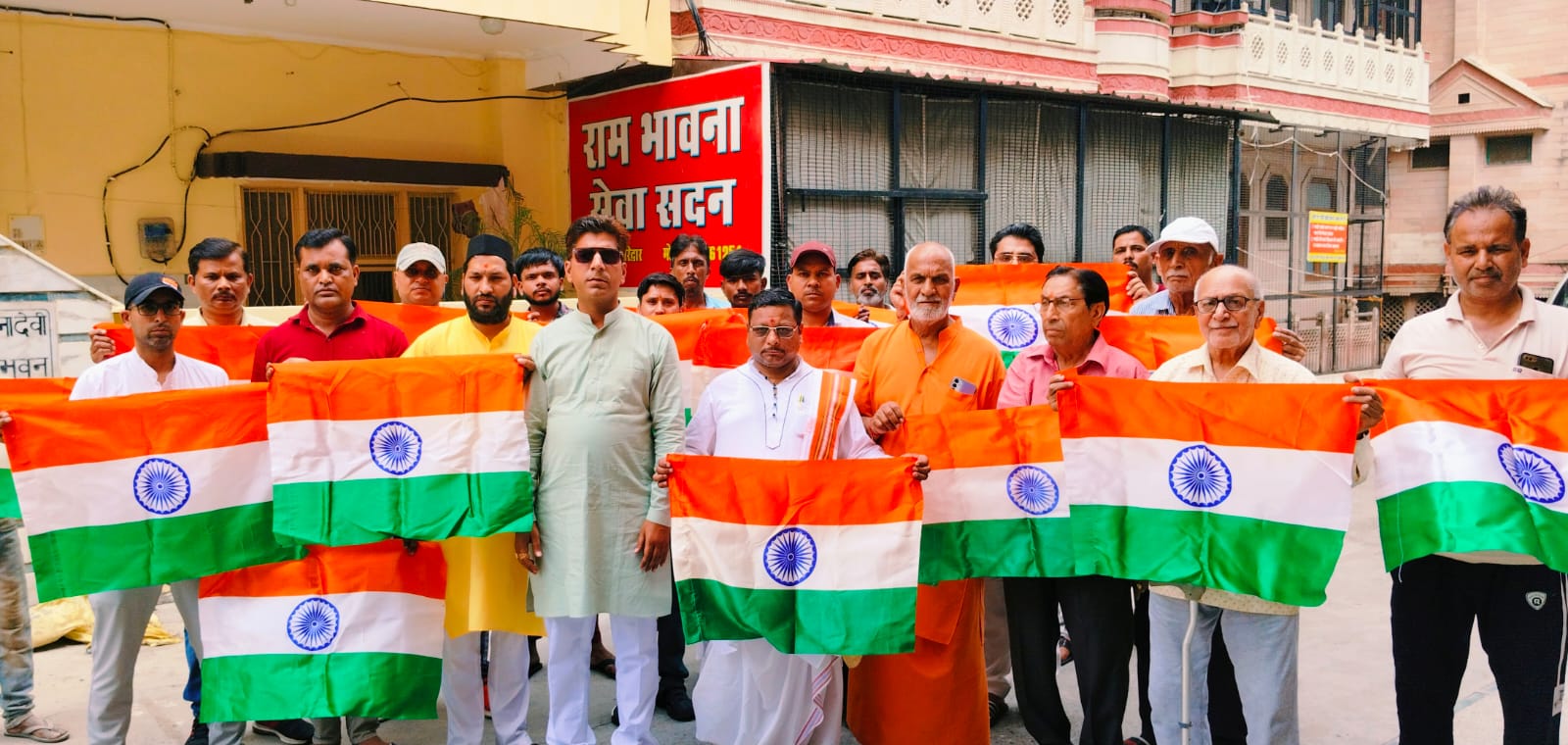 व्यापारियों ने निकाली तिरंगा यात्रा व्यापारियों ने निकाली तिरंगा यात्रा