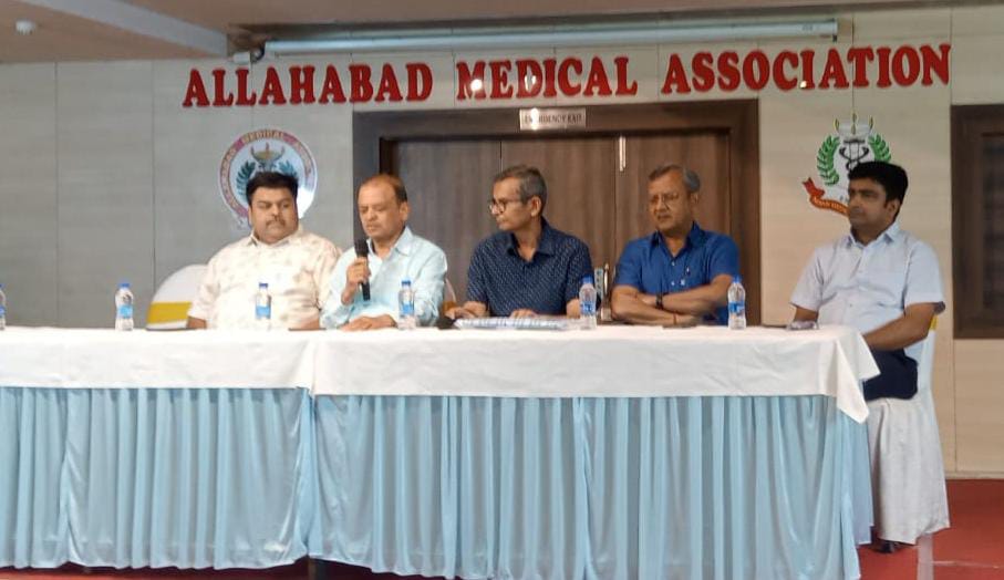 मीडिया से वार्ता करते हुए मोतीलाल नेहरू मेडिकल कॉलेज के चिकित्साकों का छाया चित्र मीडिया से वार्ता करते हुए मोतीलाल नेहरू मेडिकल कॉलेज के चिकित्साकों का छाया चित्र