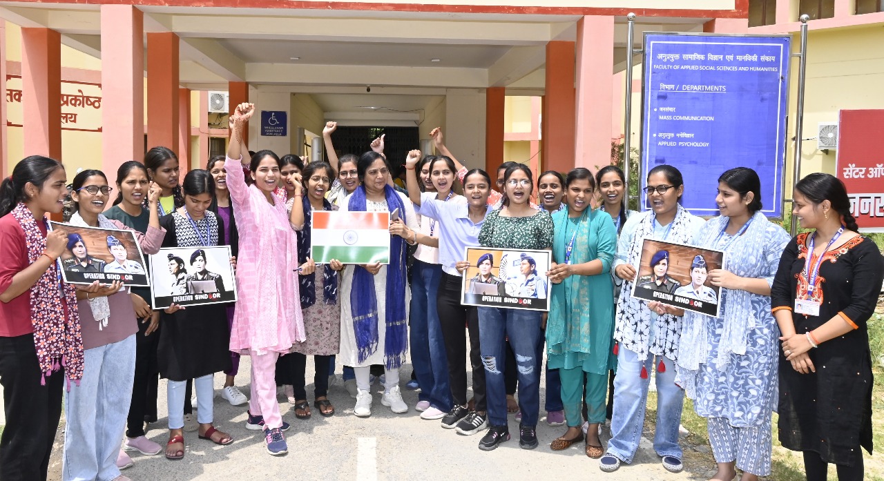 विश्व विद्यालय के जश्न मनाते छात्र छात्राओं विश्व विद्यालय के जश्न मनाते छात्र छात्राओं
