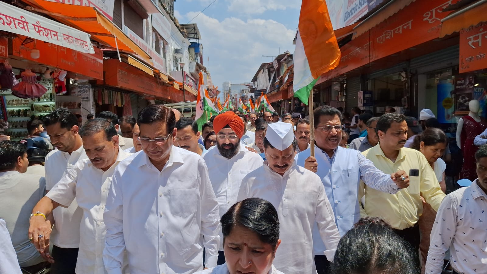 कांग्रेस का तिरंगा यात्रा। कांग्रेस का तिरंगा यात्रा।