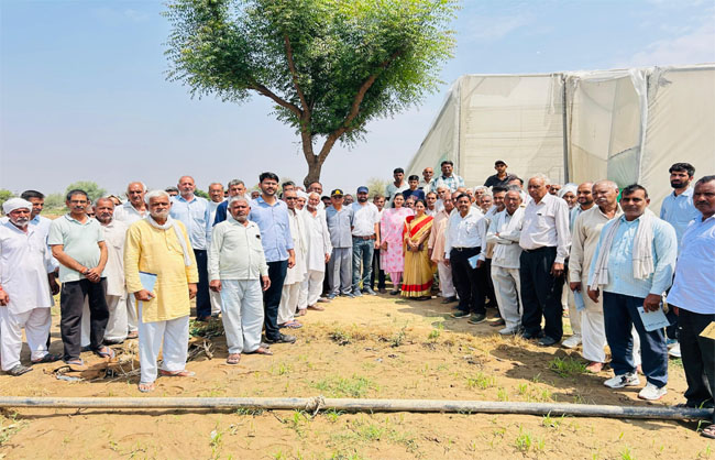 प्रगतिशील किसान विक्रम सिंह के फार्म पर उपस्थित किसान व आयोजक। प्रगतिशील किसान विक्रम सिंह के फार्म पर उपस्थित किसान व आयोजक।