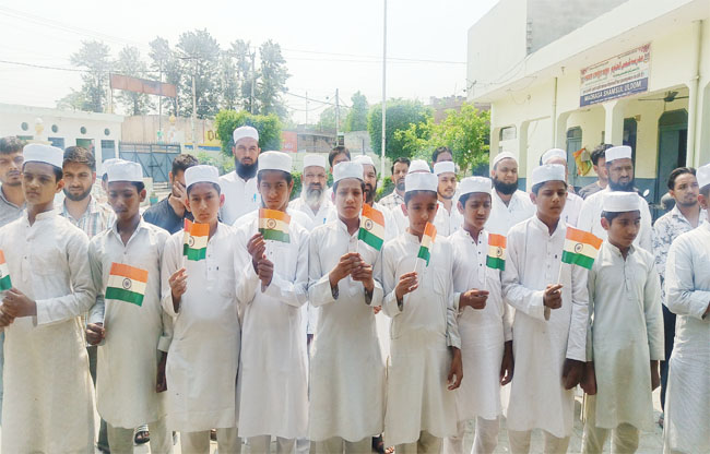 सोनीपत: गन्नौर में हिन्दुस्तान के नारे लगाते हुए, सोनीपत: गन्नौर में हिन्दुस्तान के नारे लगाते हुए,
