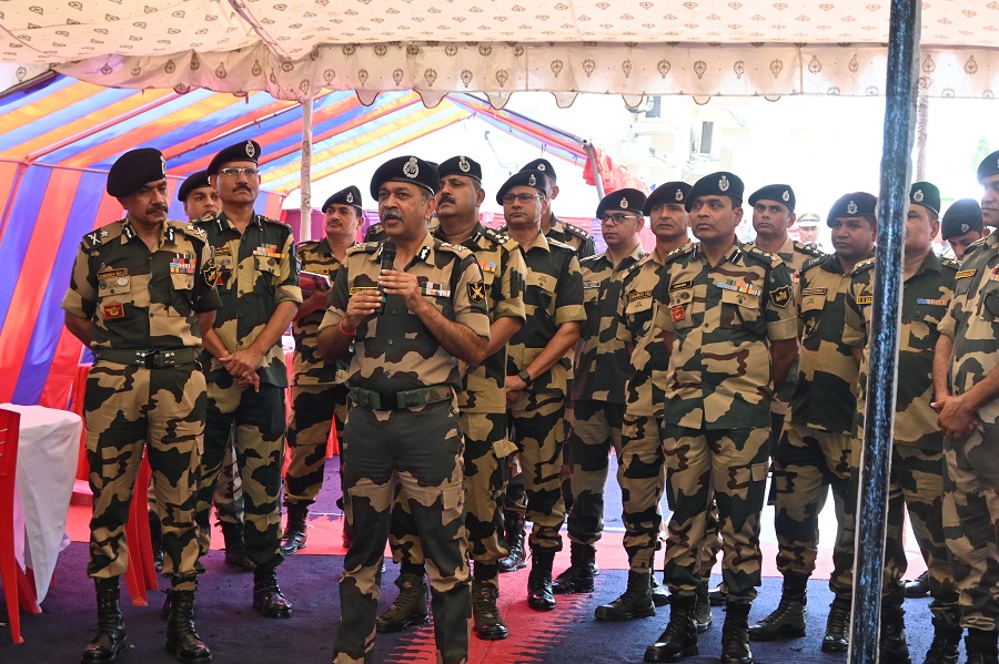 गुवाहाटीः भारत-बांग्लादेश अंतरराष्ट्रीय सीमा पर सांक्रियात्मक तैयारी की समीक्षा करते एडीजी बीएसएफ (पूर्वी कमान) गुवाहाटीः भारत-बांग्लादेश अंतरराष्ट्रीय सीमा पर सांक्रियात्मक तैयारी की समीक्षा करते एडीजी बीएसएफ (पूर्वी कमान)