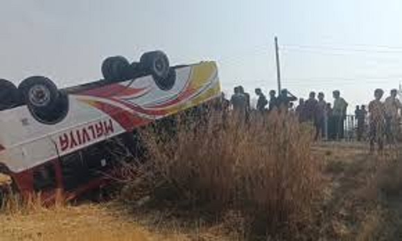 बरातियों से भरी बस पलटी बरातियों से भरी बस पलटी