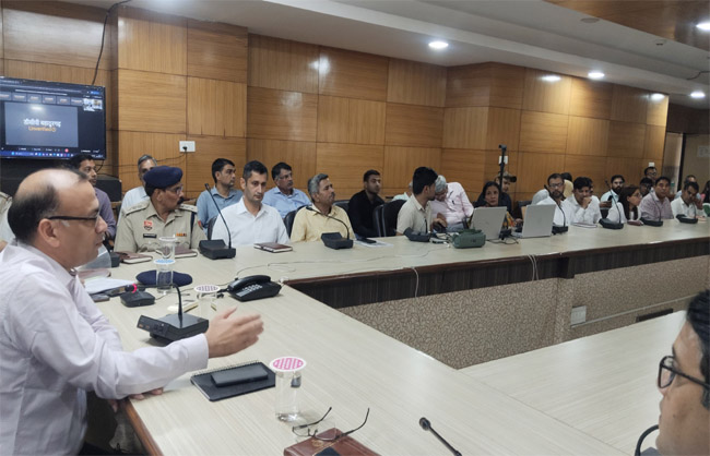 अधिकारियों की बैठक लेते डीसी डॉ विवेक भारती। अधिकारियों की बैठक लेते डीसी डॉ विवेक भारती।