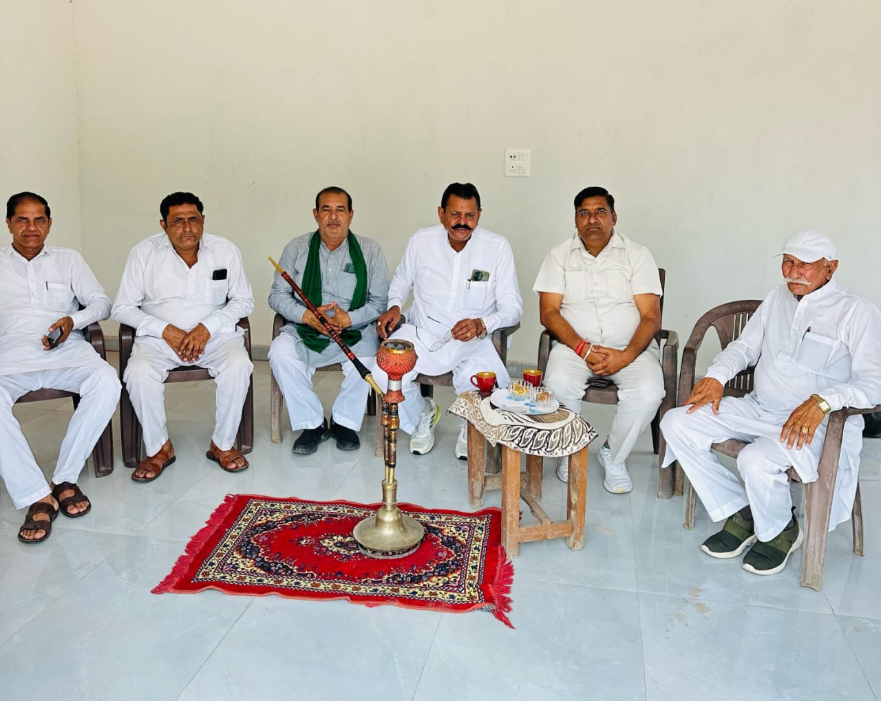किसानों के साथ पूर्व विधायक अर्जुन सिंह किसानों के साथ पूर्व विधायक अर्जुन सिंह