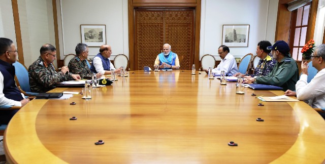 प्रधानमंत्री नरेन्द्र मोदी शनिवार को रक्षा मंत्री, एनएसए और तीनों सेना प्रमुखों के साथ एक उच्च स्तरीय बैठक में प्रधानमंत्री नरेन्द्र मोदी शनिवार को रक्षा मंत्री, एनएसए और तीनों सेना प्रमुखों के साथ एक उच्च स्तरीय बैठक में