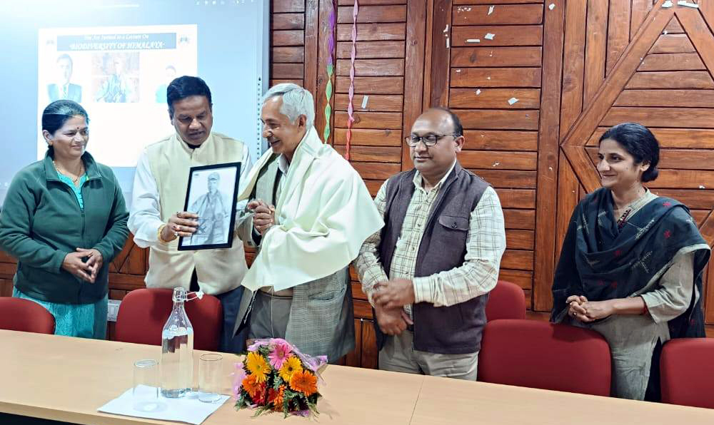 व्याख्यान के बाद पद्मश्री साह को स्मृति चिन्ह भेंट करते प्राध्यापक। व्याख्यान के बाद पद्मश्री साह को स्मृति चिन्ह भेंट करते प्राध्यापक।