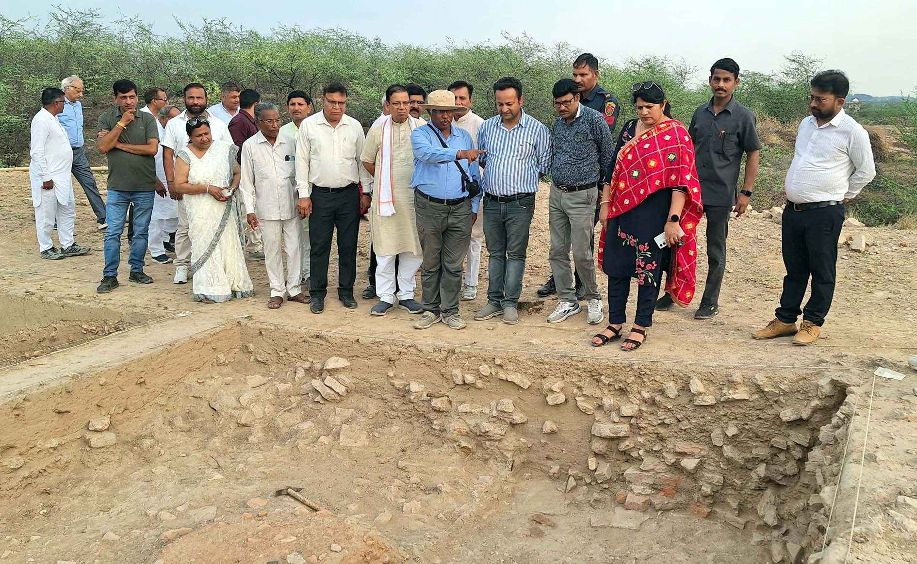 पार्टीजनों के साथ अग्रोहा टीले पर उत्खनन कार्य का जायजा लेते डॉ. कमल गुप्ता। पार्टीजनों के साथ अग्रोहा टीले पर उत्खनन कार्य का जायजा लेते डॉ. कमल गुप्ता।