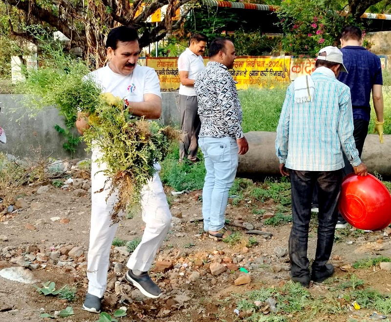 मंत्री गौतम टेटवाल ने स्वच्छता अभियान में की सहभागिता मंत्री गौतम टेटवाल ने स्वच्छता अभियान में की सहभागिता
