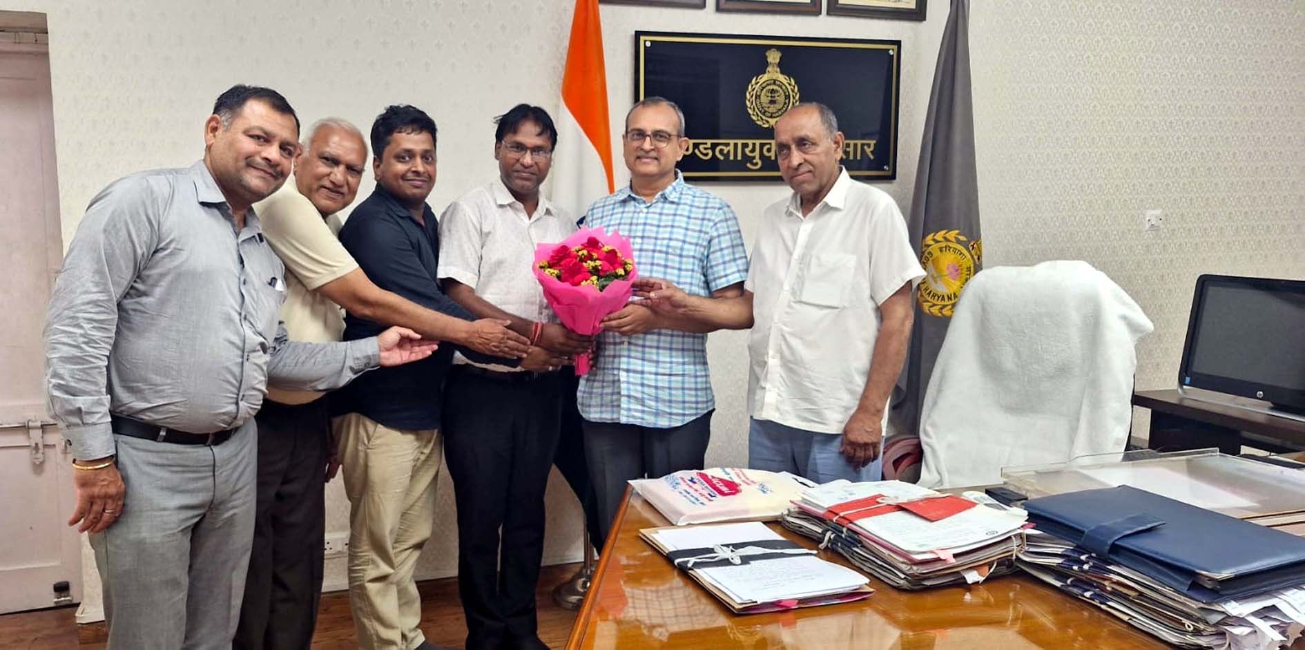 मंडल आयुक्त अशोक गर्ग को बुक्का भेंट करते अग्रवाल समाज के गणमान्य लोग। मंडल आयुक्त अशोक गर्ग को बुक्का भेंट करते अग्रवाल समाज के गणमान्य लोग।