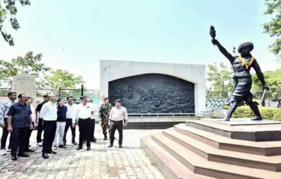 मंत्री सहित अन्य अधिकारी मंत्री सहित अन्य अधिकारी