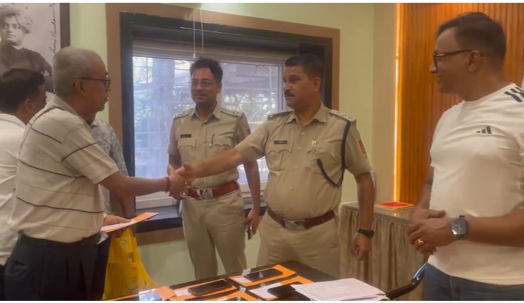 पुलिस ने चोरी और खोए हुए 44 मोबाइल मालिक को लौटाए पुलिस ने चोरी और खोए हुए 44 मोबाइल मालिक को लौटाए