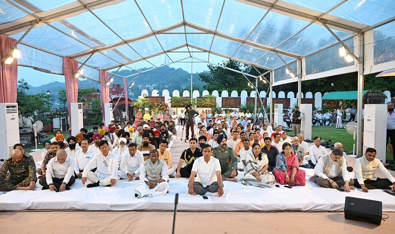 गुवाहाटीः राजभवन में आयोजित सर्व धर्म प्रार्थना सभा में हिस्सा लेते राज्यपाल, मुख्यमंत्री, मंत्री एवं सैन्य बलों के अधिकारी, प्रशासन तथा पुलिस अधिकारी। गुवाहाटीः राजभवन में आयोजित सर्व धर्म प्रार्थना सभा में हिस्सा लेते राज्यपाल, मुख्यमंत्री, मंत्री एवं सैन्य बलों के अधिकारी, प्रशासन तथा पुलिस अधिकारी।