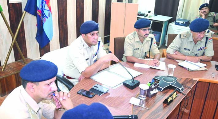 बैठक लेते एसएसपी बैठक लेते एसएसपी