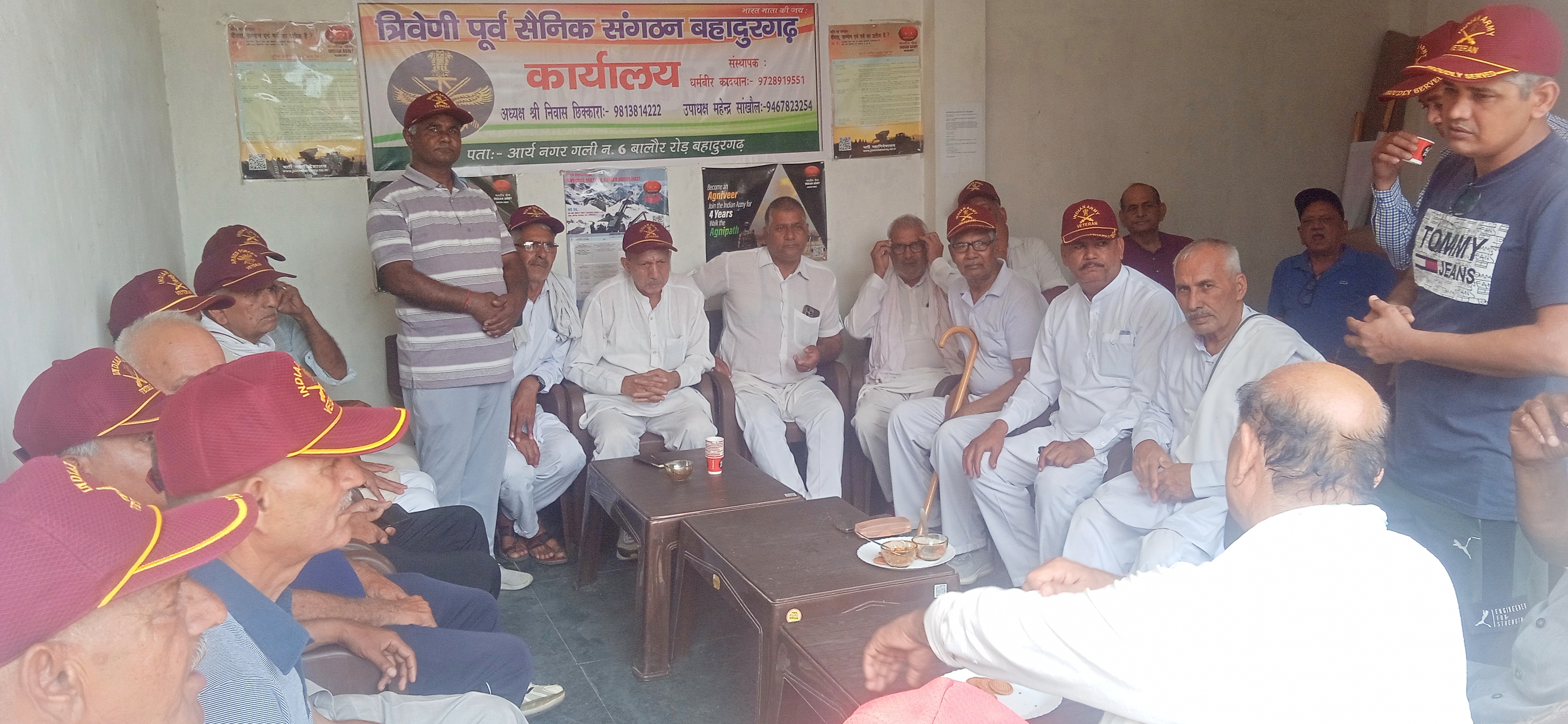 बैठक में पूर्व सैनिकों को संबोधित करते त्रिवेणी पूर्व सैनिक संगठन के प्रधान श्रीनिवास