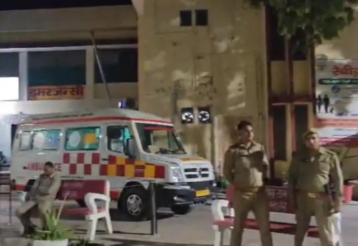हत्या की घटना की जांच करती पुलिस हत्या की घटना की जांच करती पुलिस