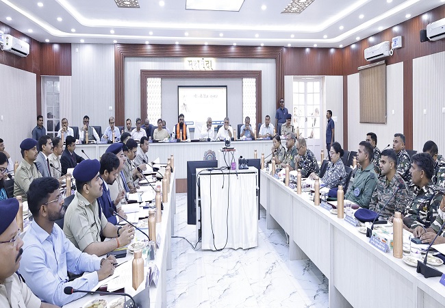 उच्चस्तरीय समीक्षा बैठक करते सीएम अधिकारियाें के साथ उच्चस्तरीय समीक्षा बैठक करते सीएम अधिकारियाें के साथ