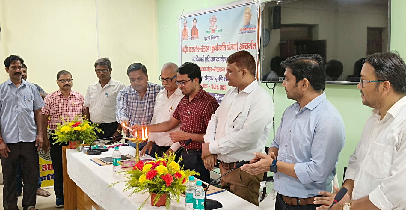 प्रशिक्षण कार्यक्रम में वैज्ञानिक व कृषि अधिकारी प्रशिक्षण कार्यक्रम में वैज्ञानिक व कृषि अधिकारी