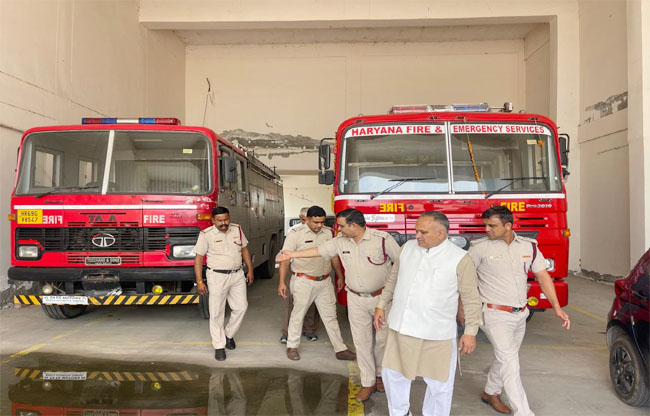 सोनीपत: मेयर राजीव जैन ने सेक्टर-3 स्थित फायर स्टेशन का निरीक्षण करते हुए। सोनीपत: मेयर राजीव जैन ने सेक्टर-3 स्थित फायर स्टेशन का निरीक्षण करते हुए।