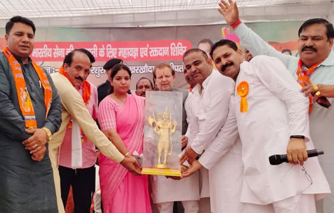 सोनीपत: सहकारिता, कारागार, निर्वाचन, विरासत एवं पर्यटन मंत्री डॉ. अरविंद शर्मा को खरखौदा स्थित भगवान परशुराम पार्क में स्मृति चिह्न देते हुए सोनीपत: सहकारिता, कारागार, निर्वाचन, विरासत एवं पर्यटन मंत्री डॉ. अरविंद शर्मा को खरखौदा स्थित भगवान परशुराम पार्क में स्मृति चिह्न देते हुए