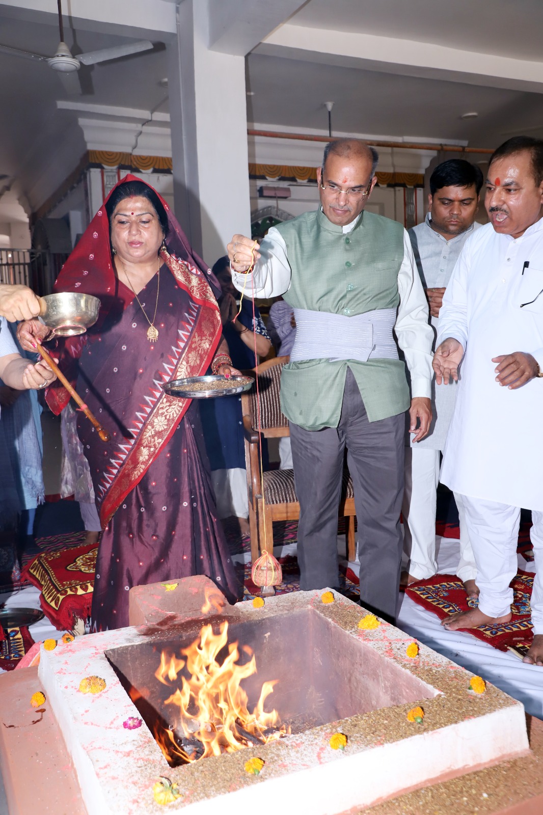 विश्वविद्यालय में महाचंडी यज्ञ करते कुलपति व अन्य विश्वविद्यालय में महाचंडी यज्ञ करते कुलपति व अन्य