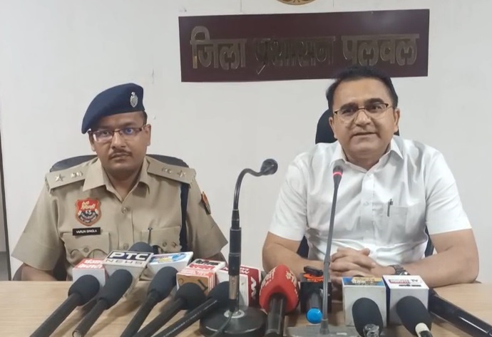 जिला उपायुक्त डॉ हरिश कुमार वशिष्ठ व जिला पुलिस अधीक्षक वरूण सिंगला जिला उपायुक्त डॉ हरिश कुमार वशिष्ठ व जिला पुलिस अधीक्षक वरूण सिंगला