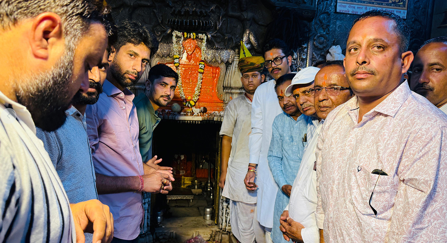 भारत-पाक सीमा पर बढ़ते तनाव के मद्देनज़र विश्वविख्यात देशनोक करणी माता मंदिर में विशेष पूजा-अर्चना भारत-पाक सीमा पर बढ़ते तनाव के मद्देनज़र विश्वविख्यात देशनोक करणी माता मंदिर में विशेष पूजा-अर्चना
