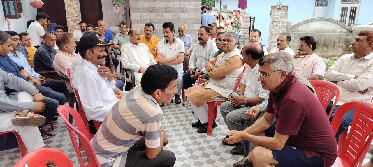 परिजनों से मिलने के दौरान सांसद राजीव भारद्वाज और अन्य। परिजनों से मिलने के दौरान सांसद राजीव भारद्वाज और अन्य।