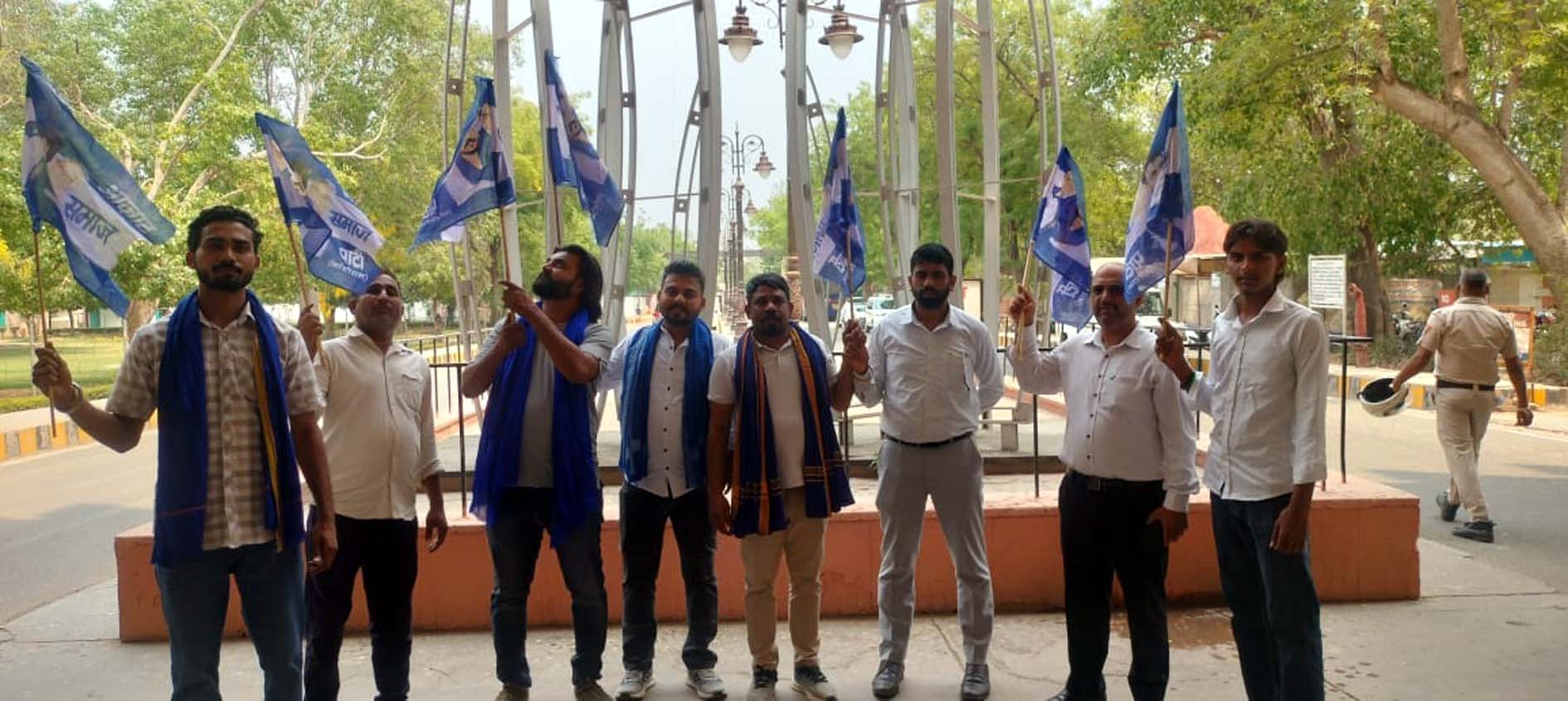 जिला प्रशासन को ज्ञापन सौंपते पहुंचे भीम आर्मी के पदाधिकारी। जिला प्रशासन को ज्ञापन सौंपते पहुंचे भीम आर्मी के पदाधिकारी।