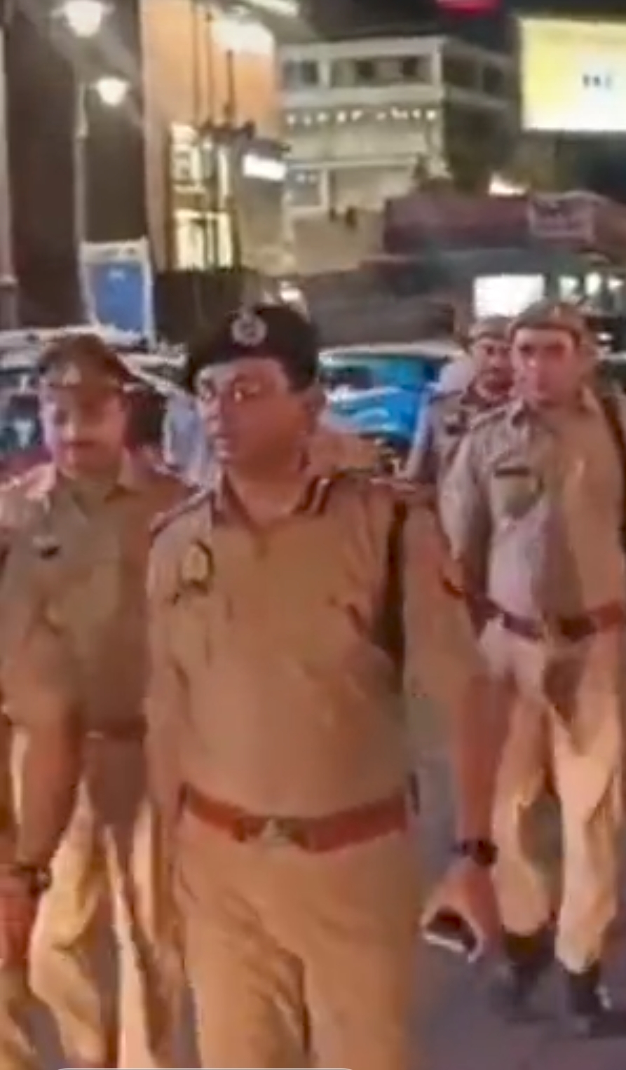 गस्त पर पुलिस अधिकारी