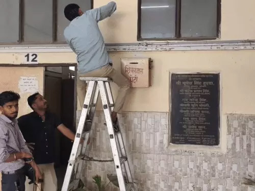 सायरन लगाते हुए कारीगर। सायरन लगाते हुए कारीगर।