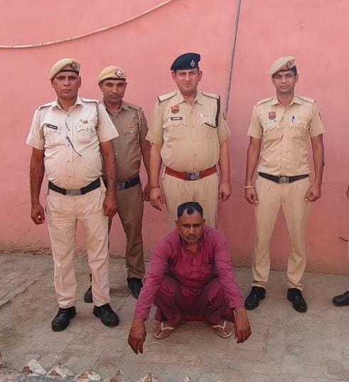 पुलिस गिरफ्त में हत्यारोपित। पुलिस गिरफ्त में हत्यारोपित।