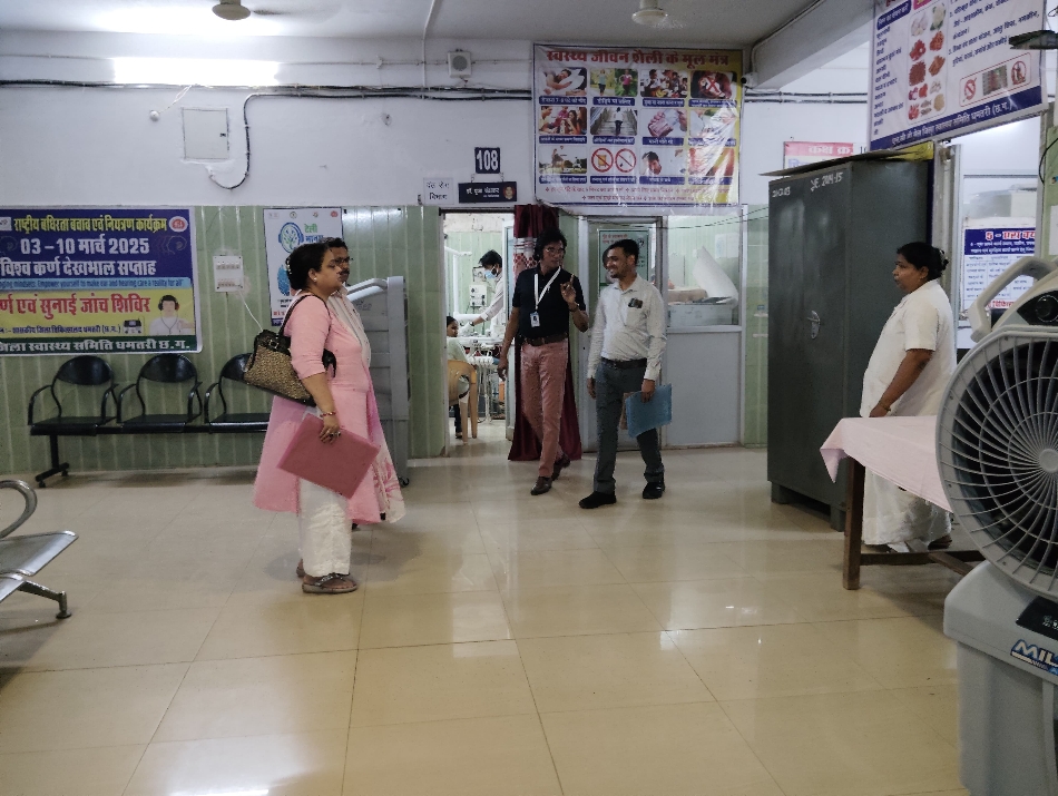 जिला अस्पताल के ओपीडी का निरीक्षण करते हुए राज्य स्तरीय दल के सदस्य। जिला अस्पताल के ओपीडी का निरीक्षण करते हुए राज्य स्तरीय दल के सदस्य।