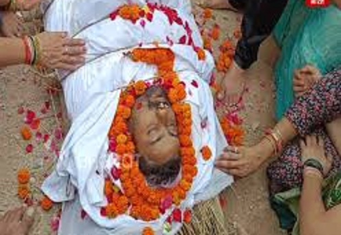 प्रधान आरक्षक की राजकीय सम्मान के साथ अंतिम विदाई प्रधान आरक्षक की राजकीय सम्मान के साथ अंतिम विदाई