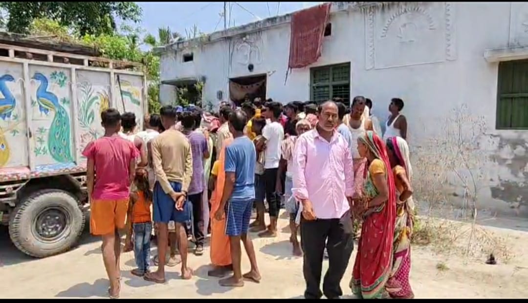 घटना की सूचना जुटी ग्रामीणो की भीड़ घटना की सूचना जुटी ग्रामीणो की भीड़