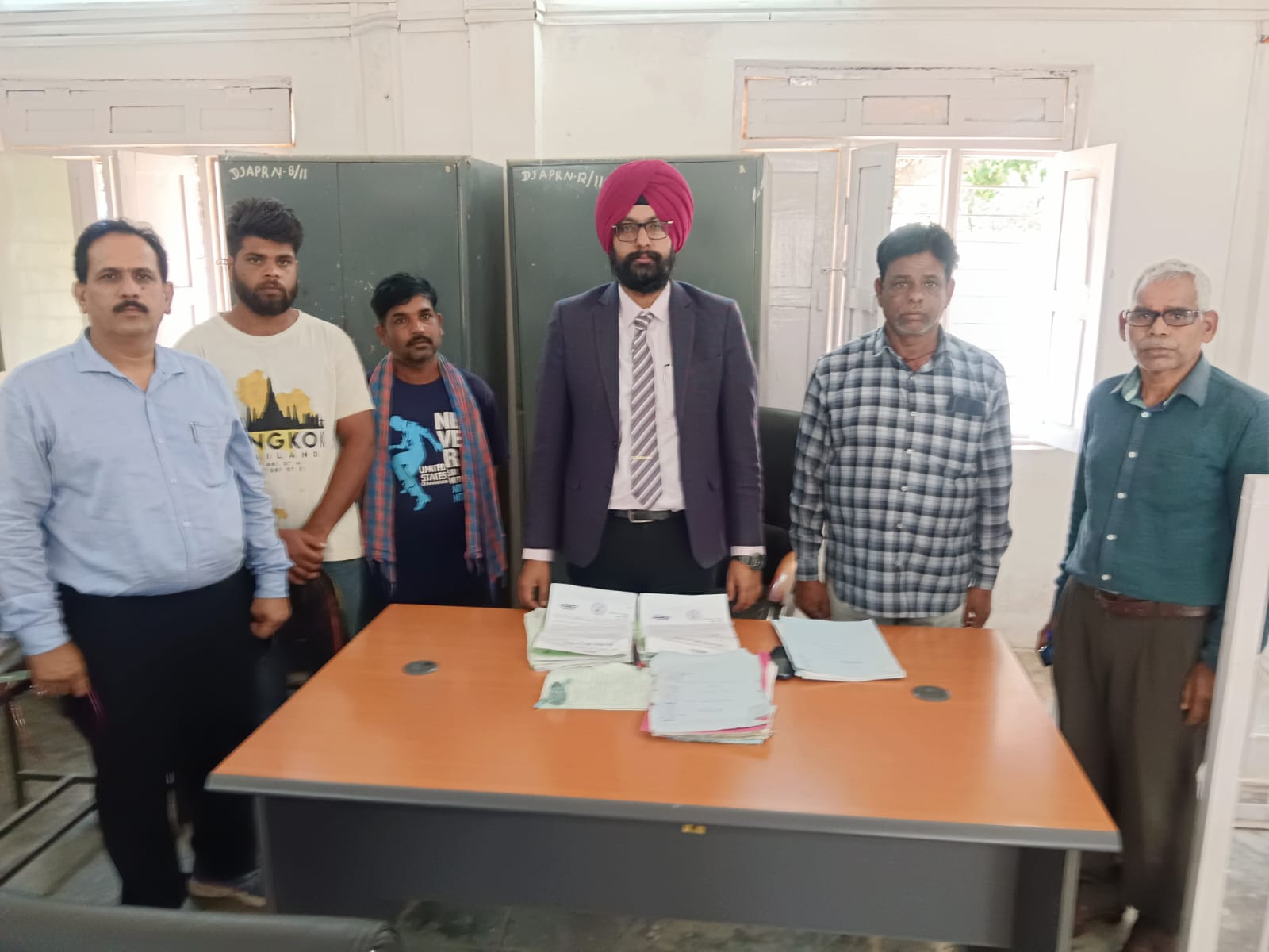 सामझाैते के बाद न्यायाधीश के साथ पति-पत्नि सामझाैते के बाद न्यायाधीश के साथ पति-पत्नि