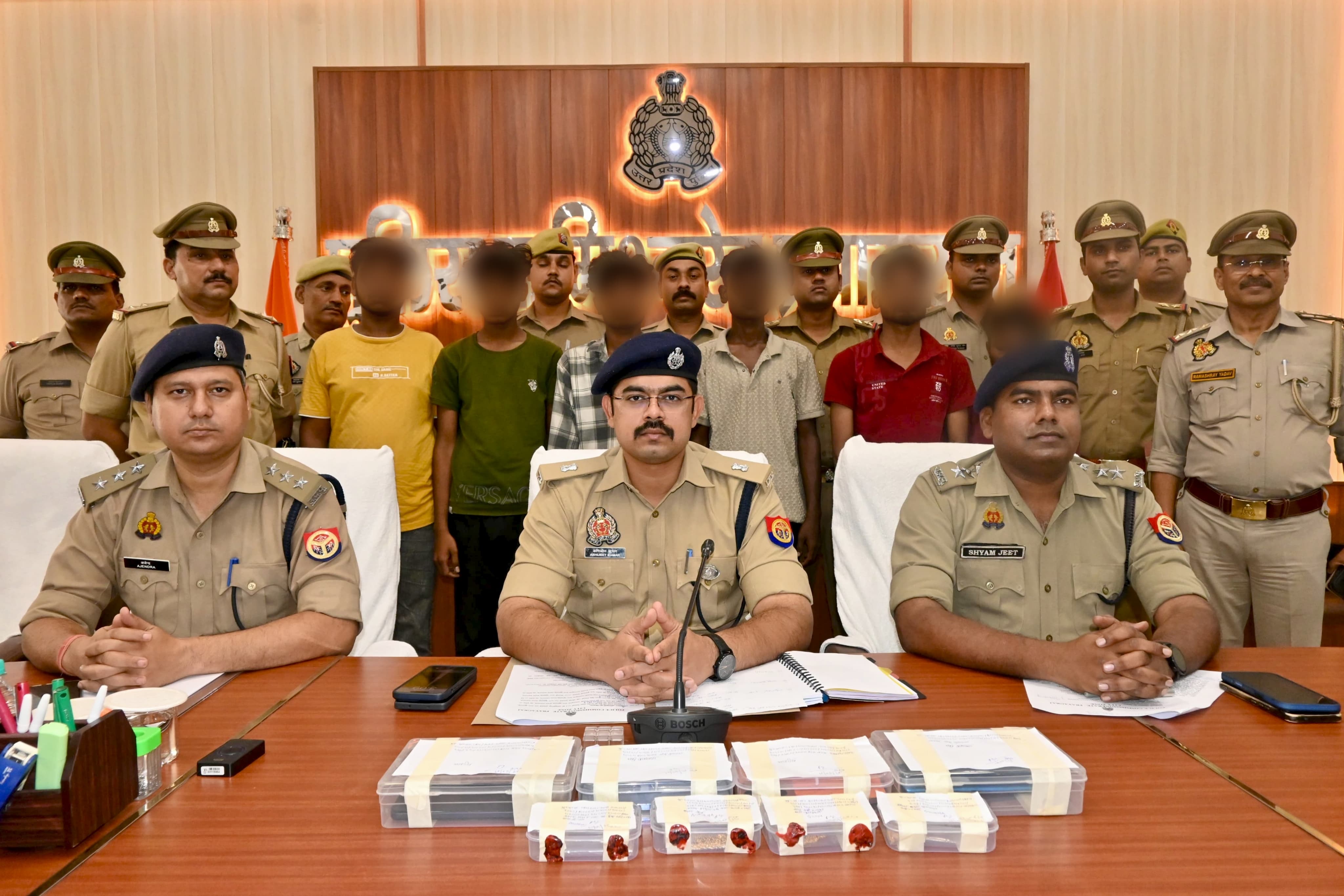 प्रयागराज: पकड़े गए चेन स्नेचिंग करने वाले गिरोह के 6 सदस्यों का छाया चित्र प्रयागराज: पकड़े गए चेन स्नेचिंग करने वाले गिरोह के 6 सदस्यों का छाया चित्र