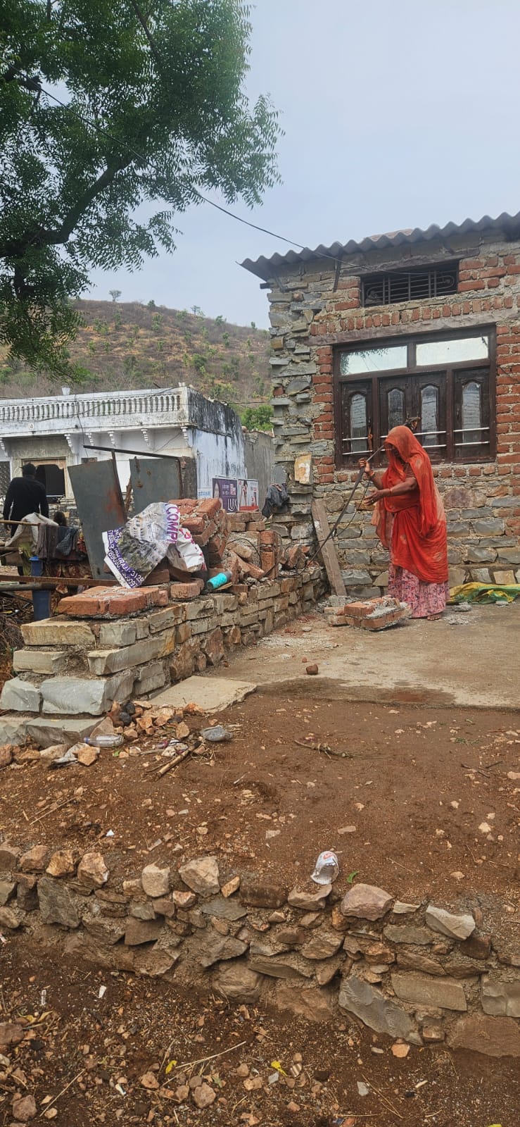 चित्तौड़गढ़ जिले के भदेसर इलाके में दीवार गिरने से दो बच्चों की मौत हो गई। चित्तौड़गढ़ जिले के भदेसर इलाके में दीवार गिरने से दो बच्चों की मौत हो गई।