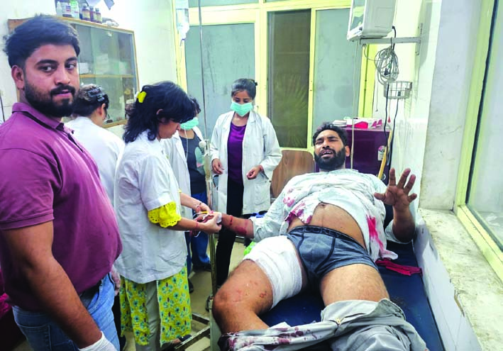 अस्पताल में उपचाराधीन घायल अस्पताल में उपचाराधीन घायल