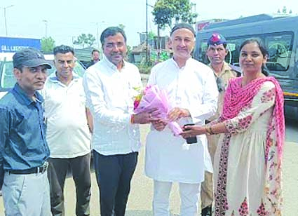 विधायकों का स्वागत करते हुए विधायकों का स्वागत करते हुए
