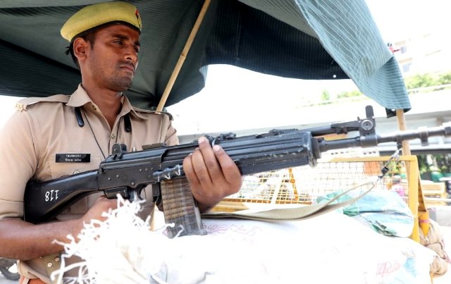 लखनऊ में एयरपोर्ट के निकट बनाया गया बंकर एवं तैनात पुलिसकर्मी (फोटो) लखनऊ में एयरपोर्ट के निकट बनाया गया बंकर एवं तैनात पुलिसकर्मी (फोटो)