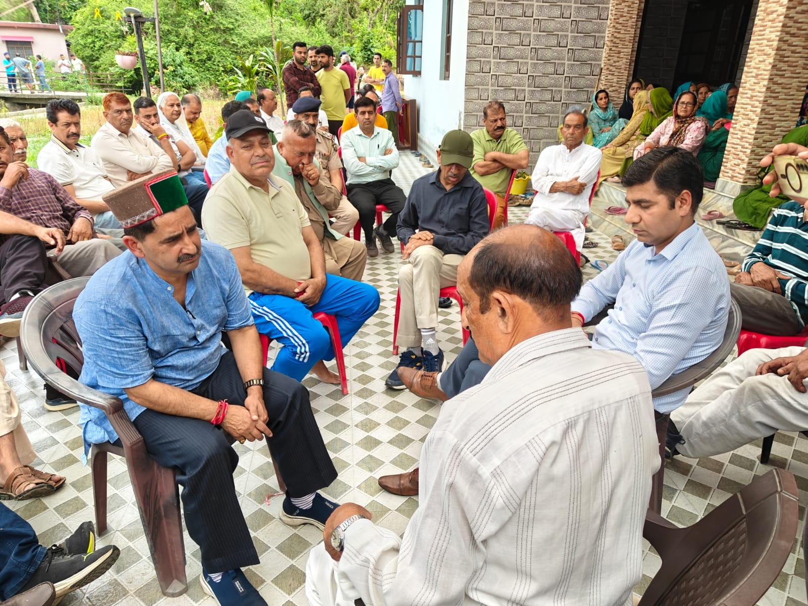 बलिदानी के पिता से मिलते हुए केवल पठानिया। बलिदानी के पिता से मिलते हुए केवल पठानिया।